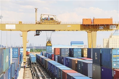 满洲里站进出口运量突破1000万吨，货物贸易持续增长