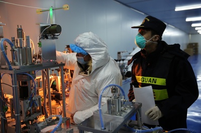 阿拉山口海关助力新疆首家综保区内口罩生产企业顺利投产，畅通货物进出口通道